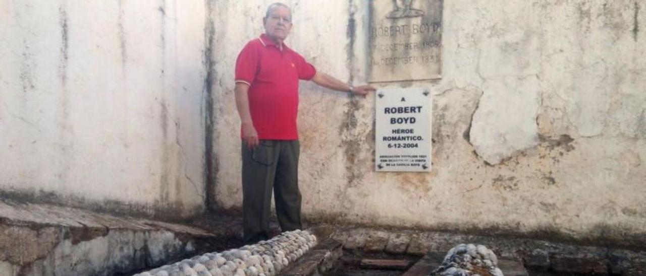 José Antonio Sierra, en 2019, junto a las placas en recuerdo a Robert Boyd en el Cementerio Inglés de Málaga.