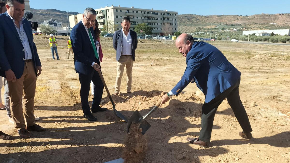 Francisco Salado y Manolo Barón, durante la colocación de la primera piedra del nuevo parque de bomberos de Antequera.