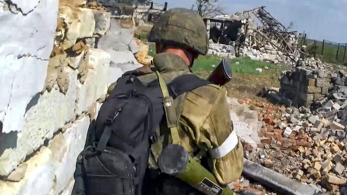 Un soldado ucraniano en una zona arrasada por las bombas rusas.