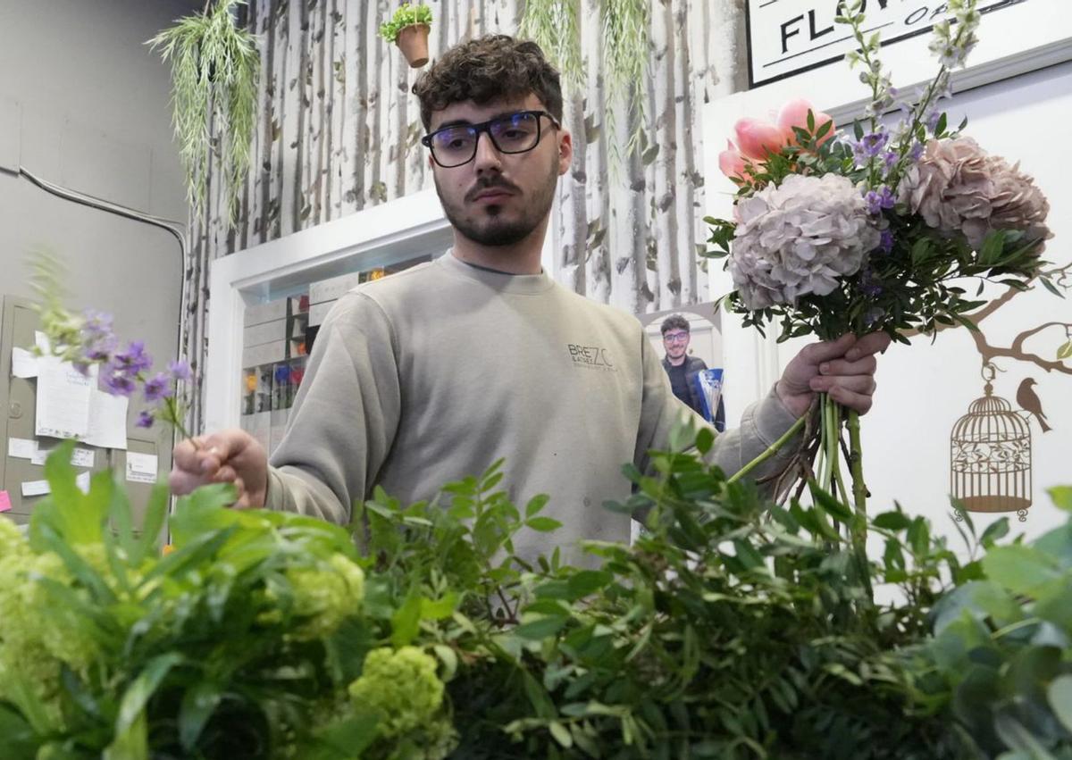 El joven zamorano elaborando un ramo de flores. | JOSE LUIS FERNÁNDEZ