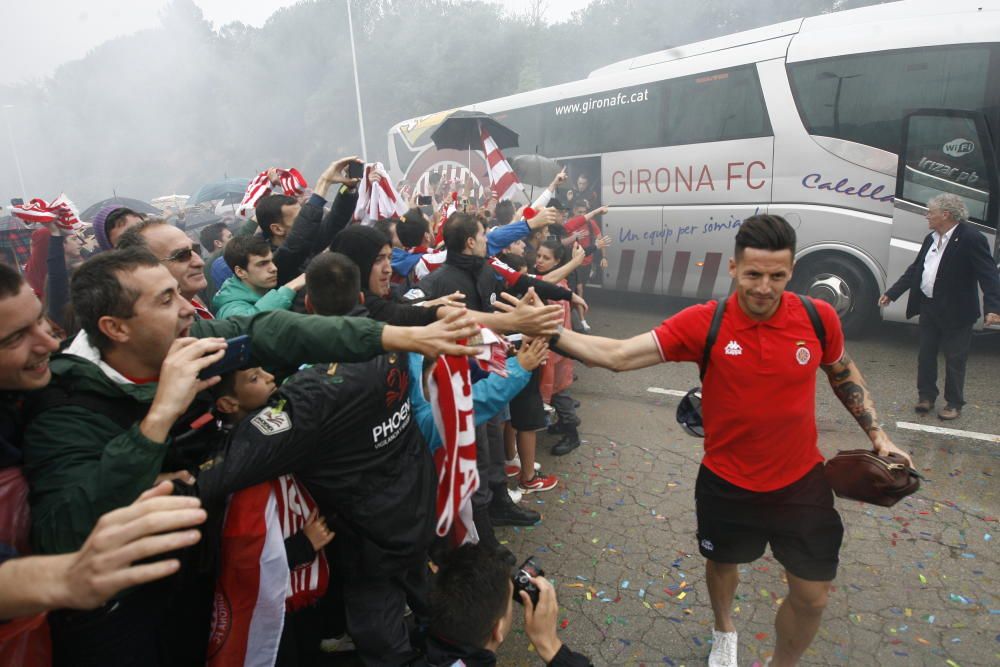 Centenars d'aficionats reben al Girona sota la pluja