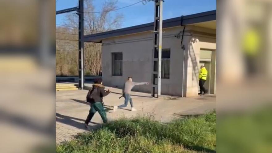 VÍDEO: Apedrega un vigilant a l&#039;estació de Maçanet i acaba rescatat pels Bombers en caure per un barranc