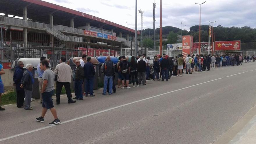 Deu hores de cua per una entrada pel Girona-Osasuna