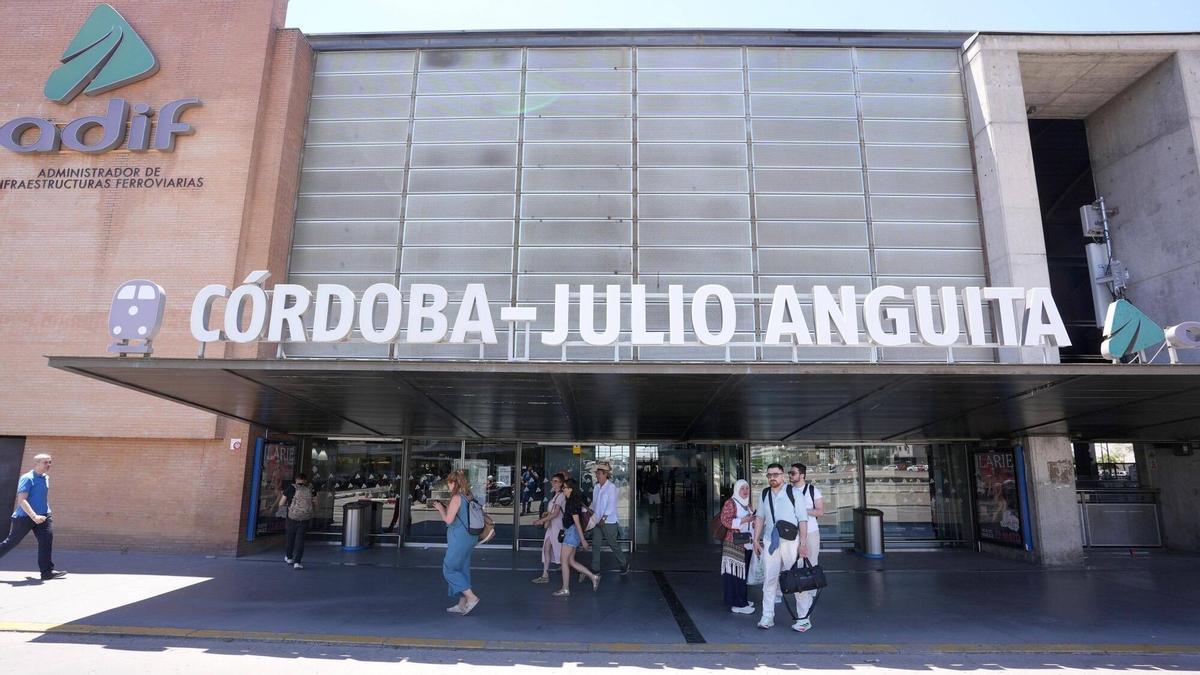 Entrada principal a la estación de trenes de Córdoba-Julio Anguita.