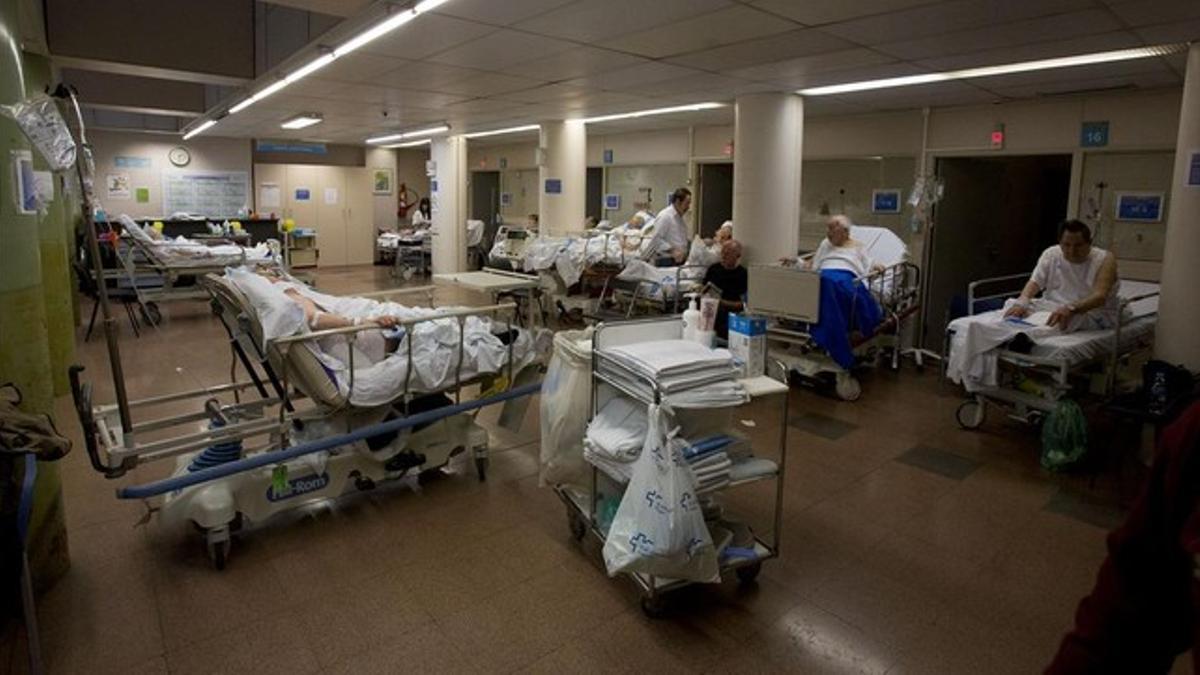 Enfermos en los pasillos del Hospital de Vall d'Hebron, en Barcelona, el pasado día 16.