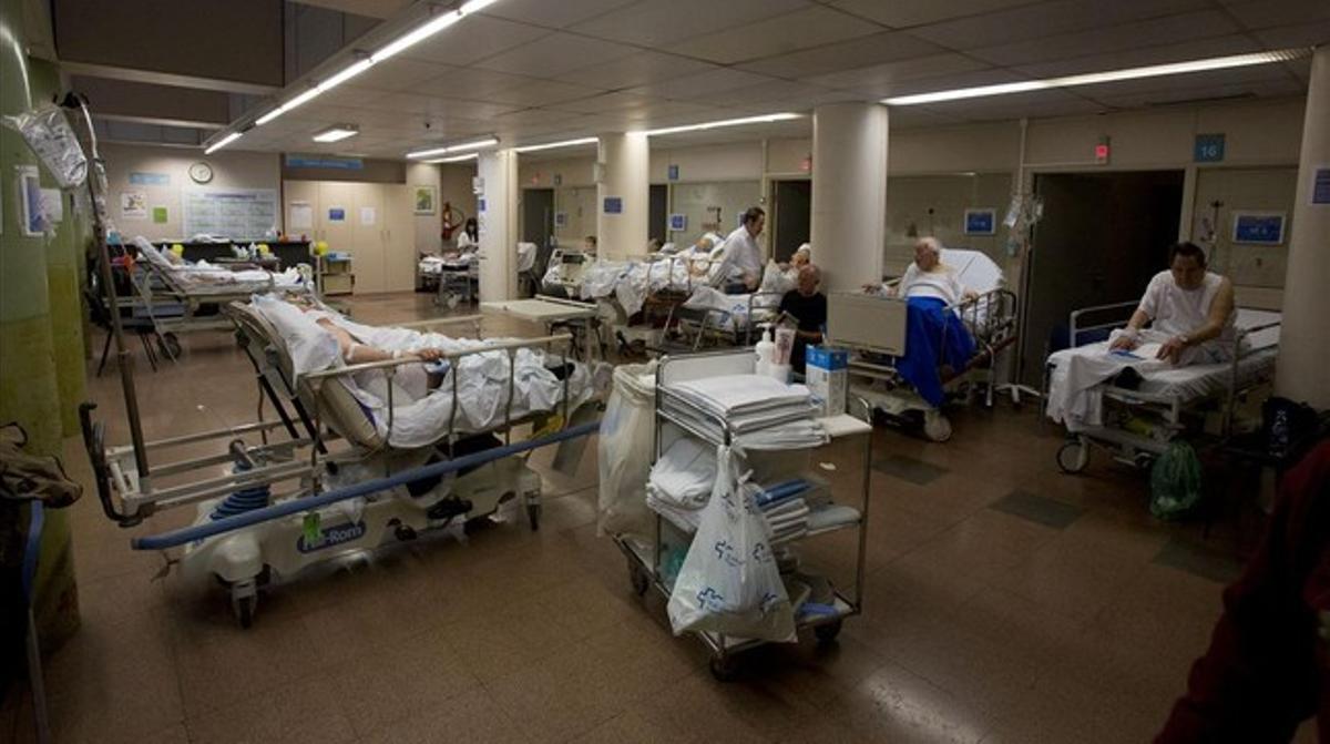 Enfermos en los pasillos del Hospital de Vall d’Hebron, en Barcelona, el pasado día 16.
