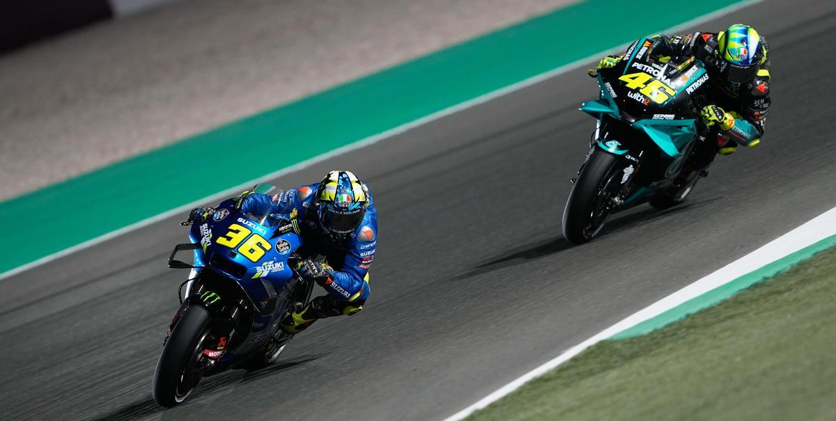 Joan Mir (Suzuki), delante del veterano Valentino Rossi (Yamaha), en las primeras vueltas del GP de Catar.