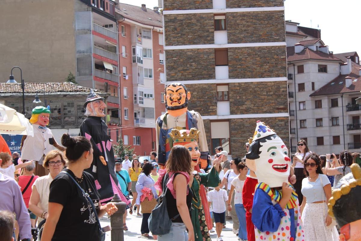 Gigantes y cabezudos animan Cangas del Narcea Gigantes y cabezudos animan Cangas del Narcea