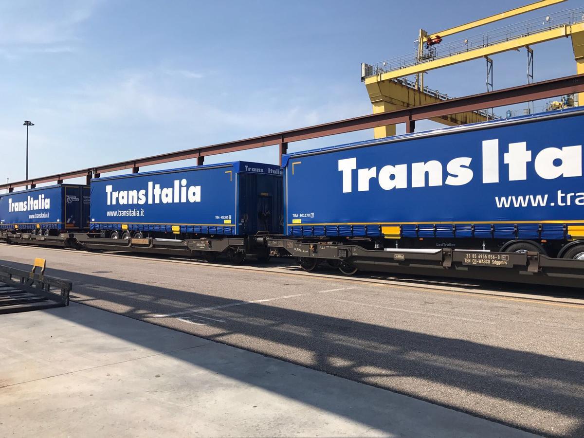 Cabina tractora y semirremolque tipo P400, especialmente concebido para combinar su traslado marítimo y ferroviario.