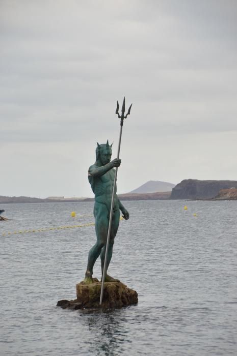 El Neptuno de la playa de Melenara recupera su brazo y su tridente