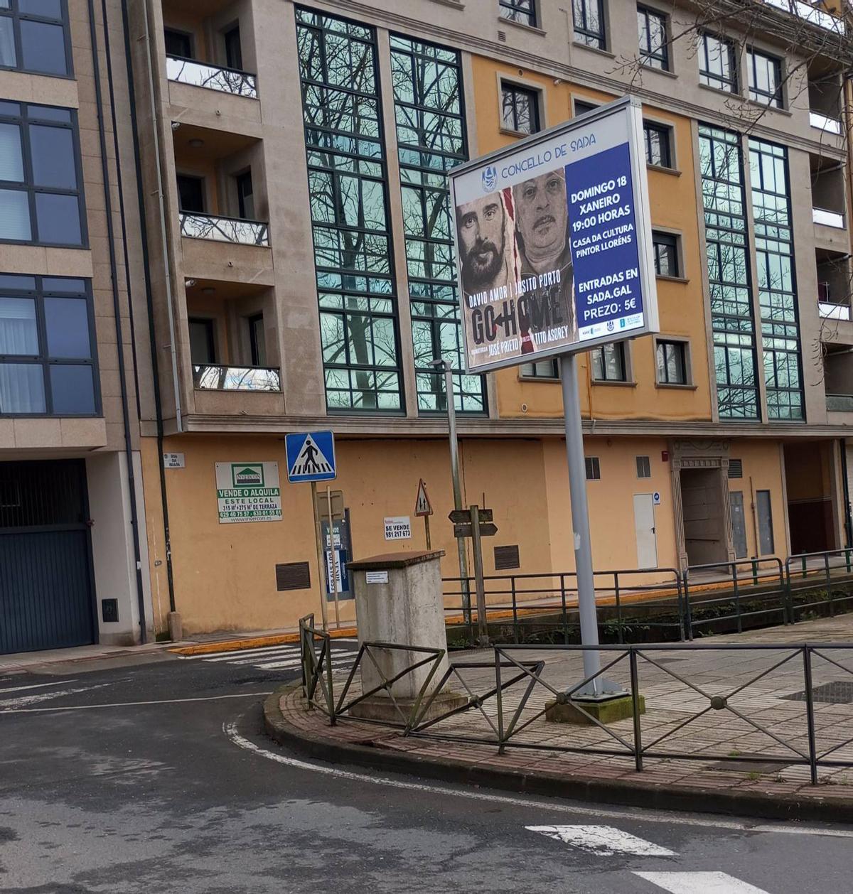 Desperfectos en la valla contra la que chocaron en su huida por el centro de Sada.