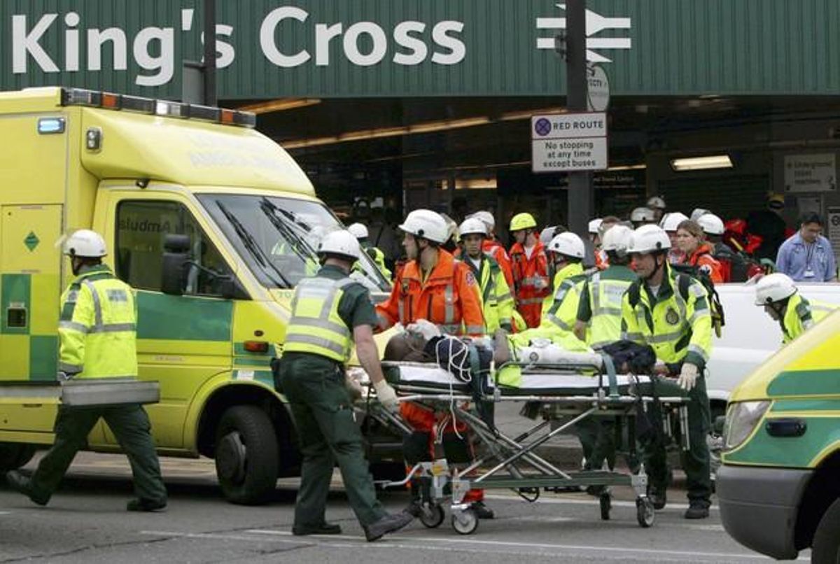 7 de juliol del 2005. Diversos agents s’emporten una víctima de les diverses explosions que van afectar el metro de Londres després de l’atac de quatre terroristes suïcides. En total hi van morir 52 persones.