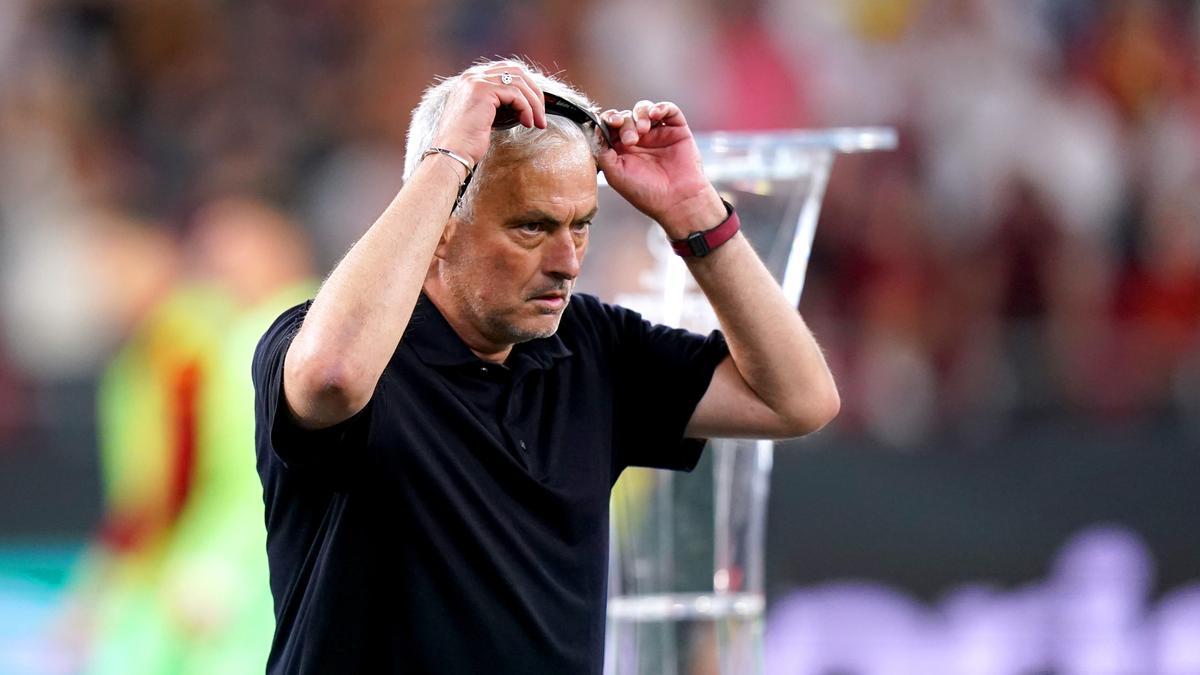 Momento en el que Jose Mourinho se quita la medalla tras la final de la Europa League.