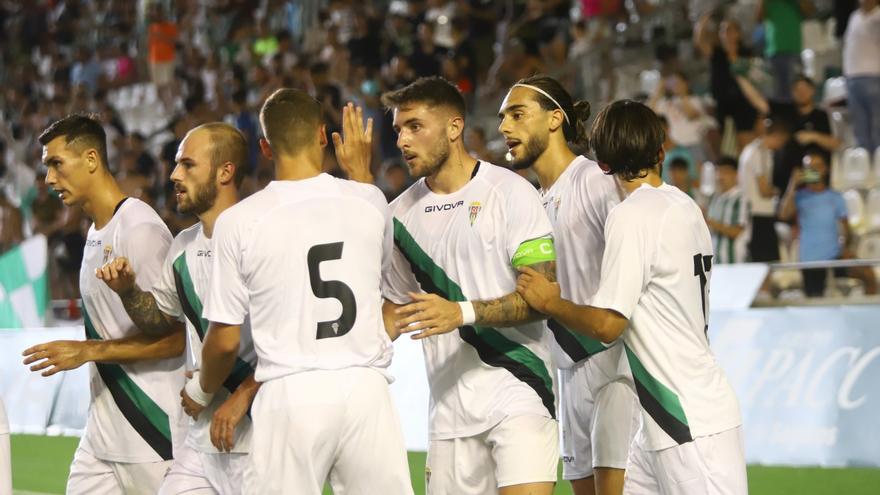 Los jugadores del Córdoba CF celebran el tanto de Antonio Casas.