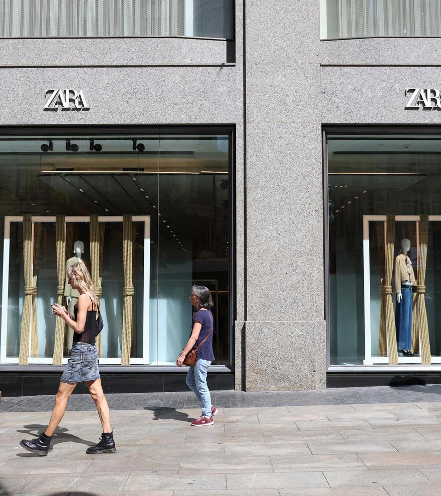 Zara, de las camisetas tiradas de precio a los abrigos de lujo asequible a 300€: así nos ha inoculado la adicción a la moda