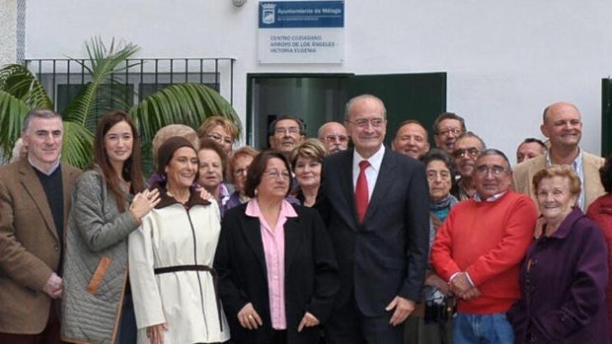 El alcalde, con los vecinos delante del nuevo centro.