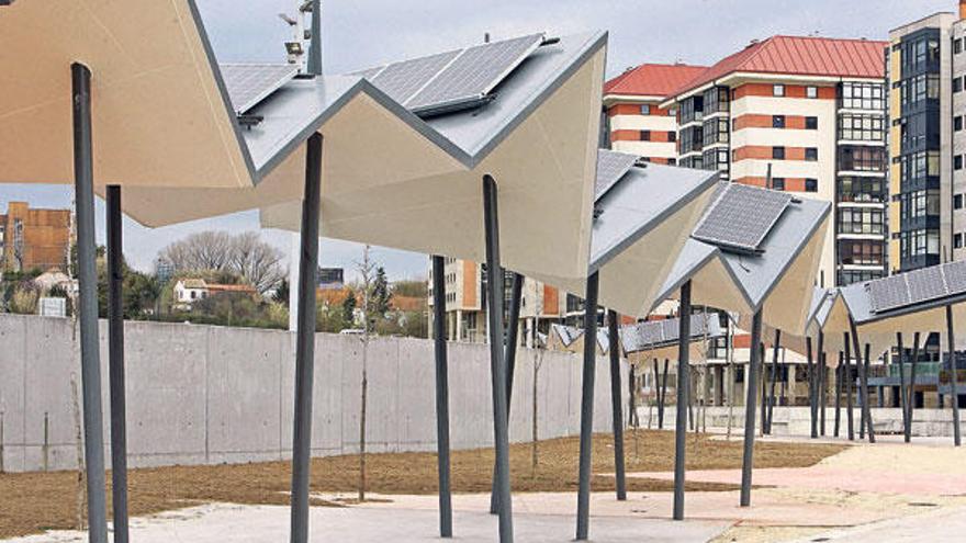 Pérgolas sobre las que se instalaron las placas fotovoltaicas del parque de Navia.  // Marta G. Brea