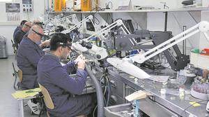 Un grupo de profesionales trabaja en el Parque Joyero de Córdoba.