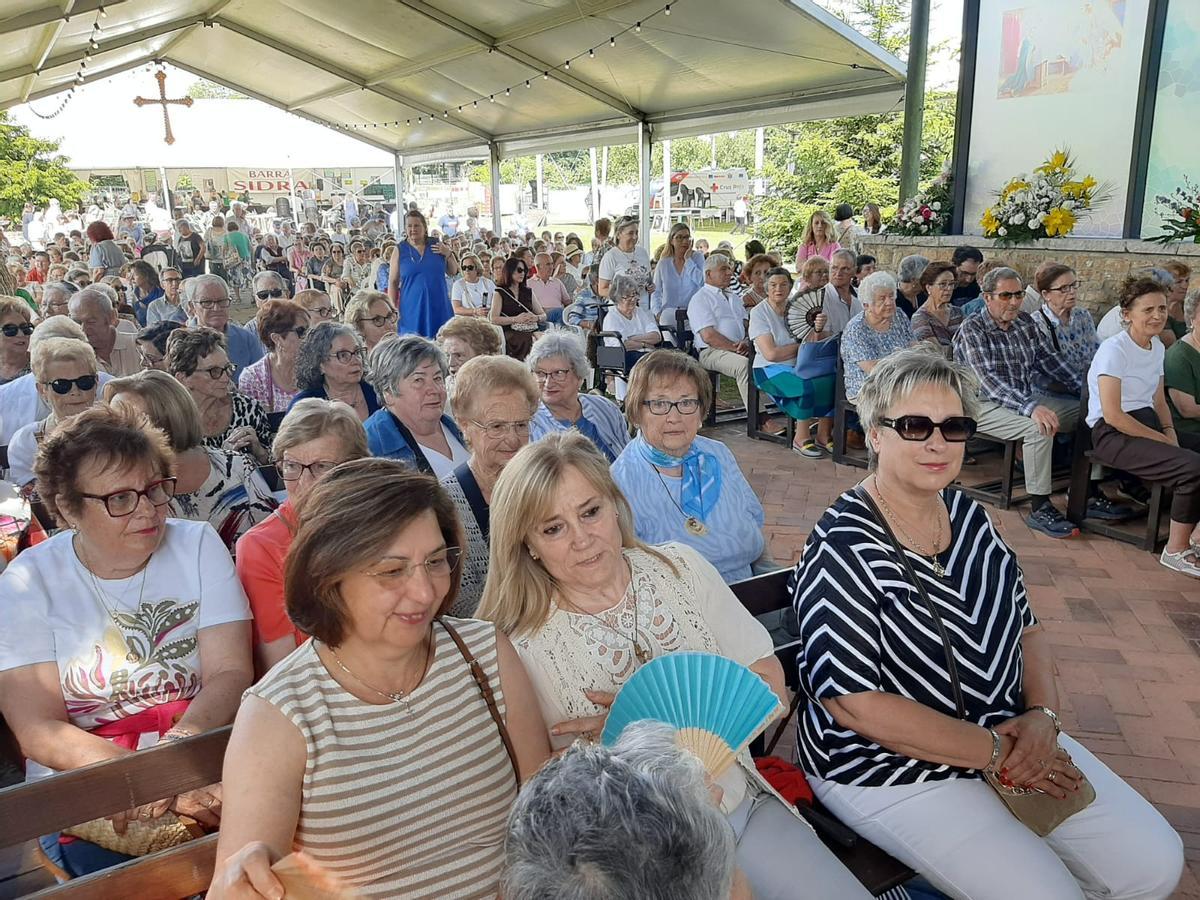 Asistentes a la eucaristía festiva
