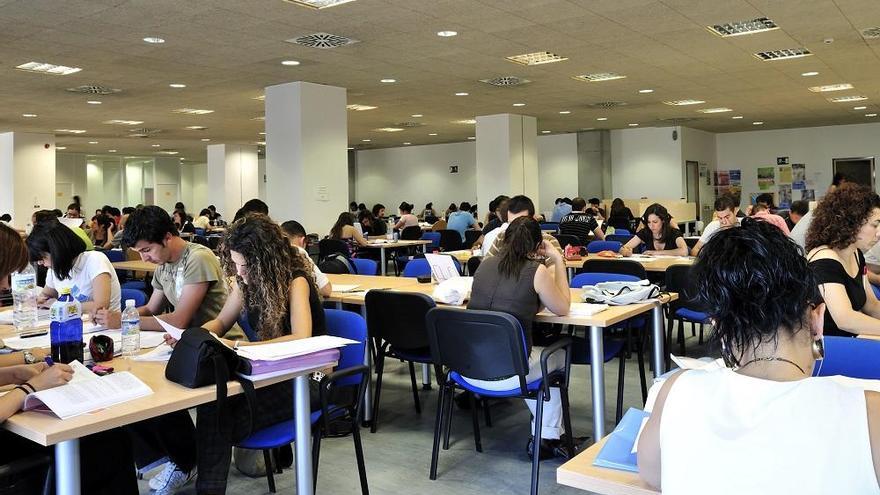 Estudiantes de la UMU preparan sus exámenes.