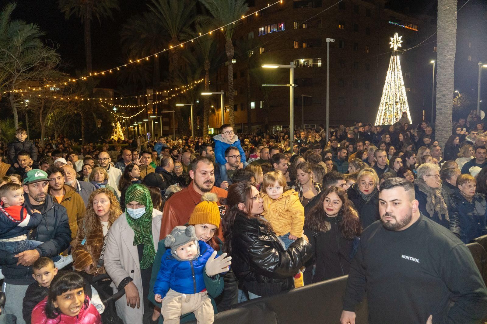 La Vila Joiosa recibe a los Reyes Magos por la puerta grande