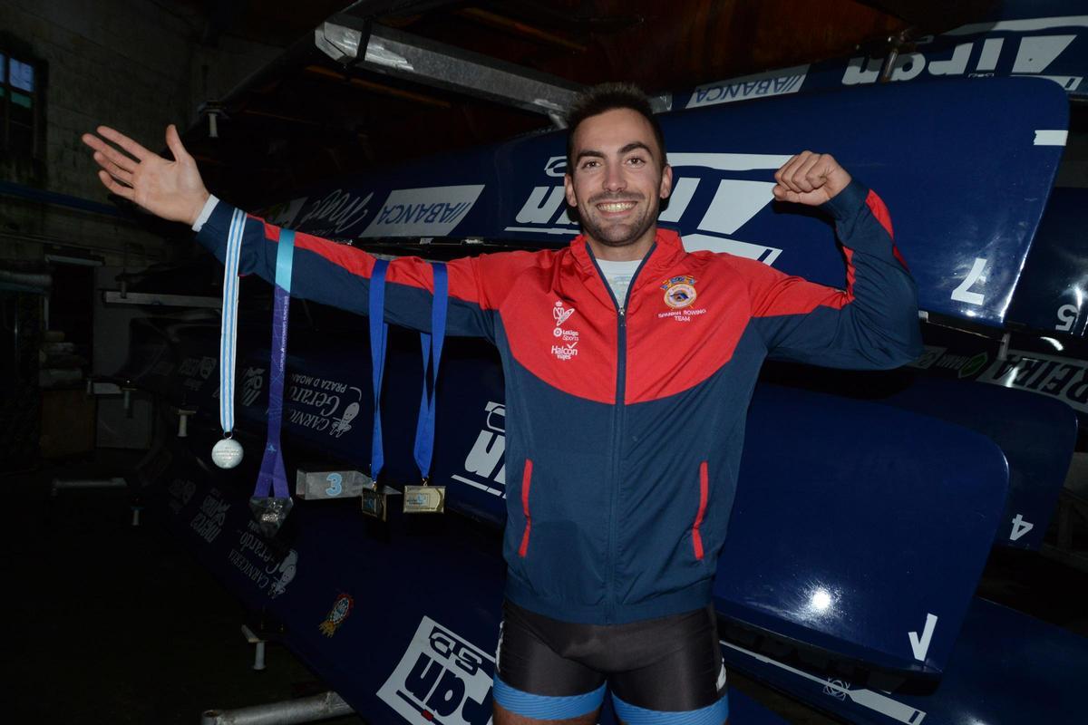Rodrigo Conde, en las instalaciones de la SD Tirán, con cuatro de sus medallas en campeonatos internacionales, en una imagen de archivo.