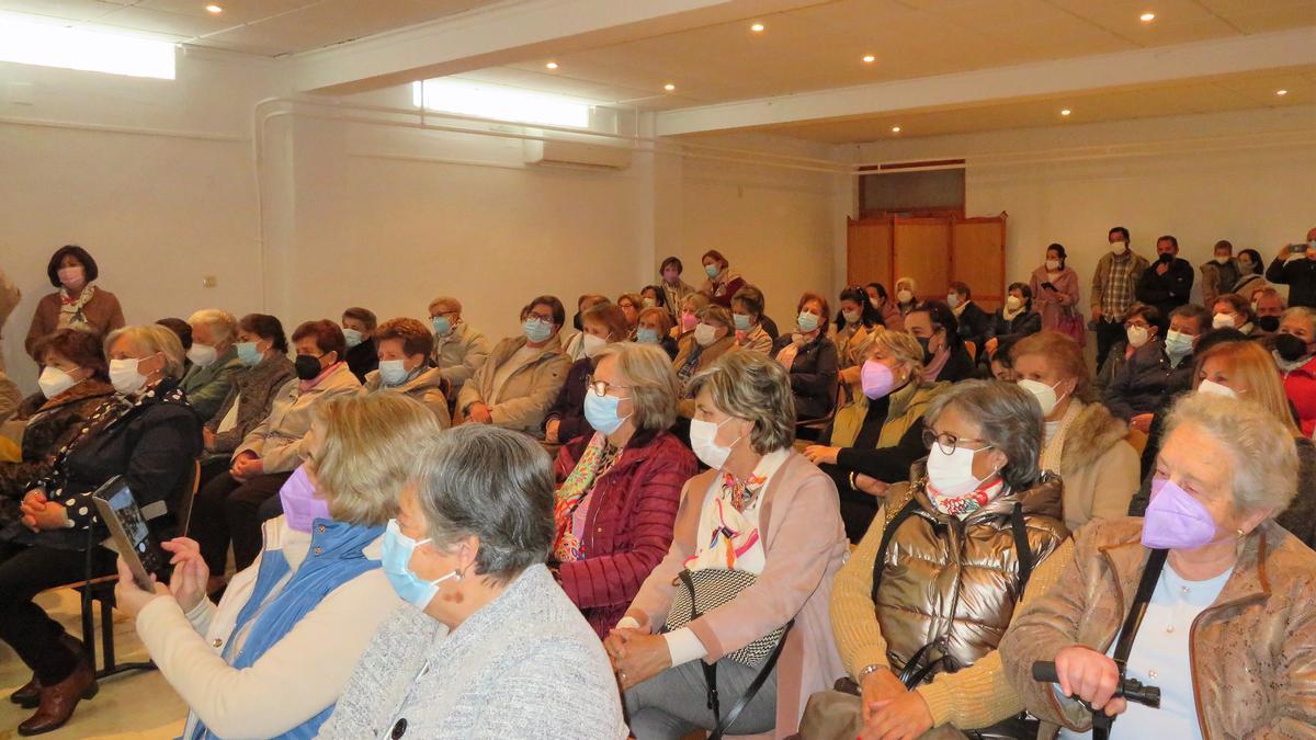 Público que llenó la sala de conferencias durante la celebración de la actividad.