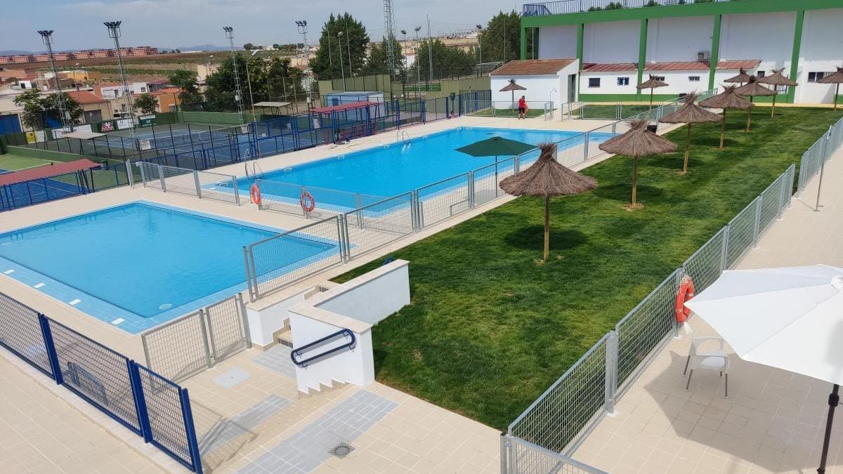 Zona de piscinas en el polideportivo Tomás de la Hera.