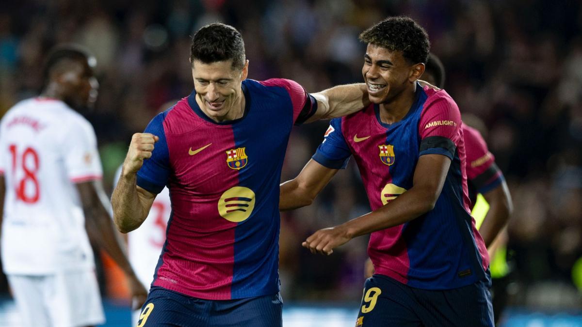Lewandowski y Lamine Yamal celebrando el gol del polaco ante el Sevilla