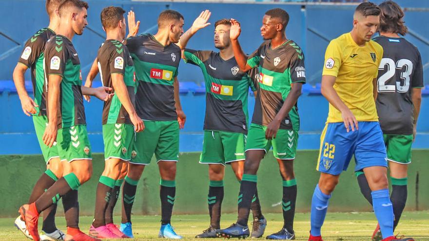 Los jugadores del Elche felicitan a Yacine tras su gol al Orihuela