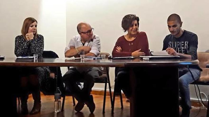 La olivense Estel·la Rodríguez presenta «Nus», su poemario ilustrado por  Quim Ponsa