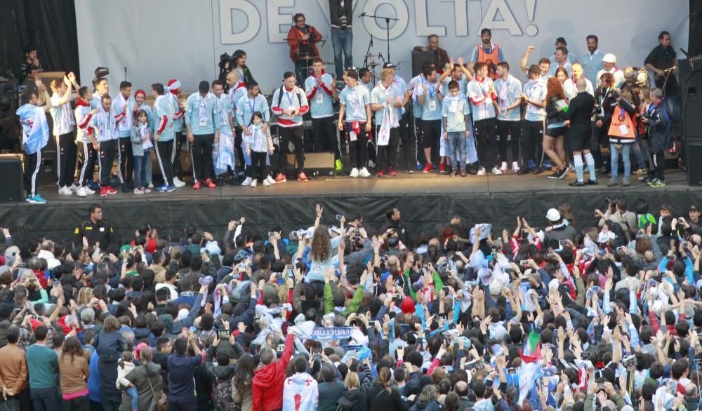 Los jugadores hicieron las delicias de los aficionados desde un escenario en el que se podía leer en letras grandes: "ESTAMOS DE VOLTA"