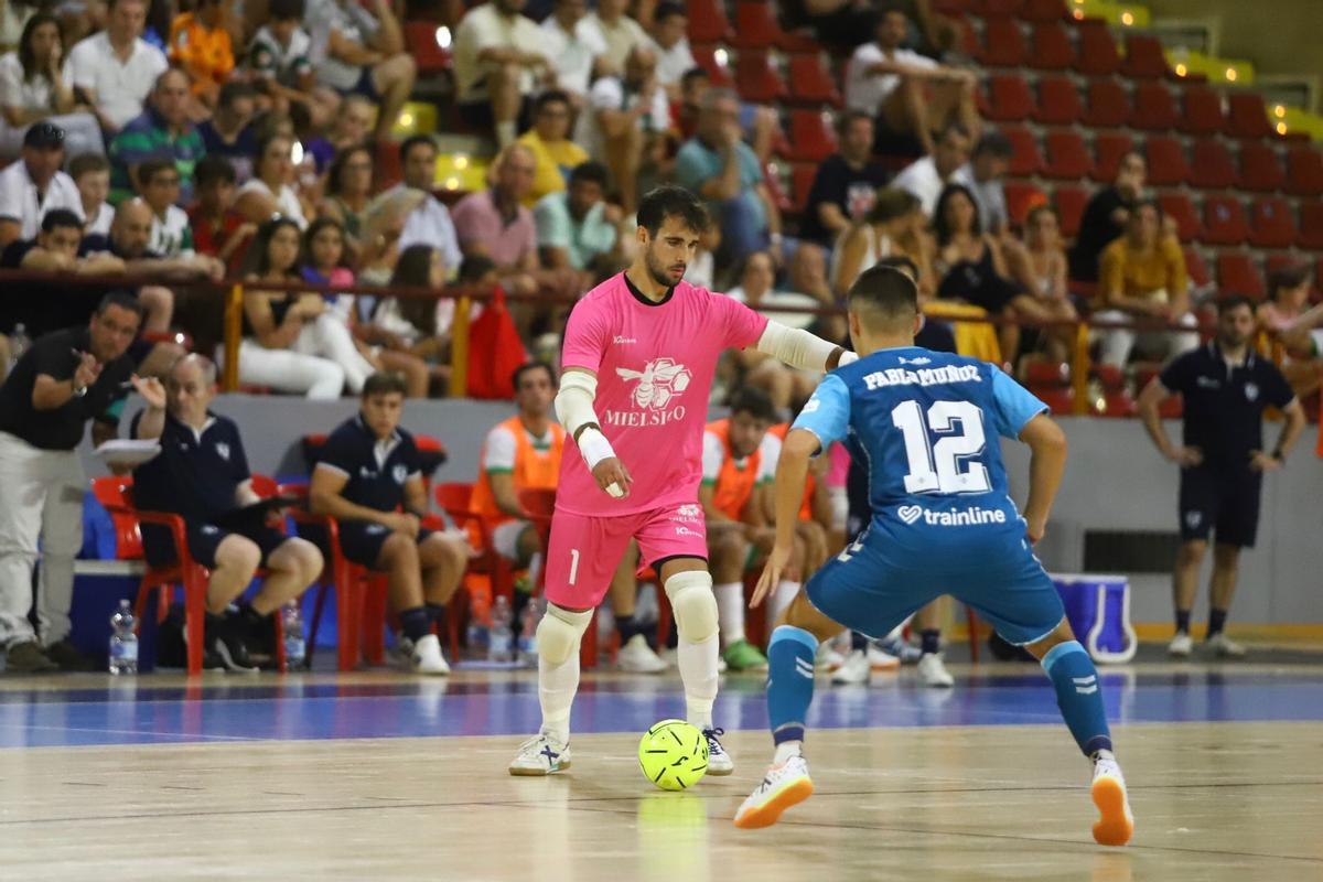 Víctor Areales protege la posesión durante el cruce con el Real Betis Futsal.