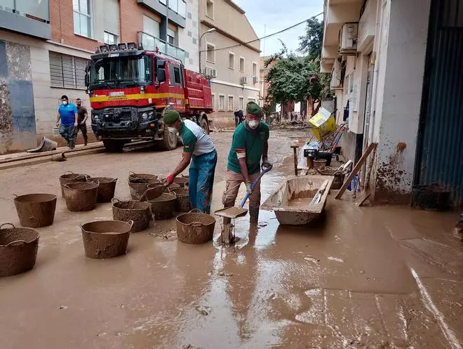 Los "boinas verdes" veteranos, con los damnificados por la DANA