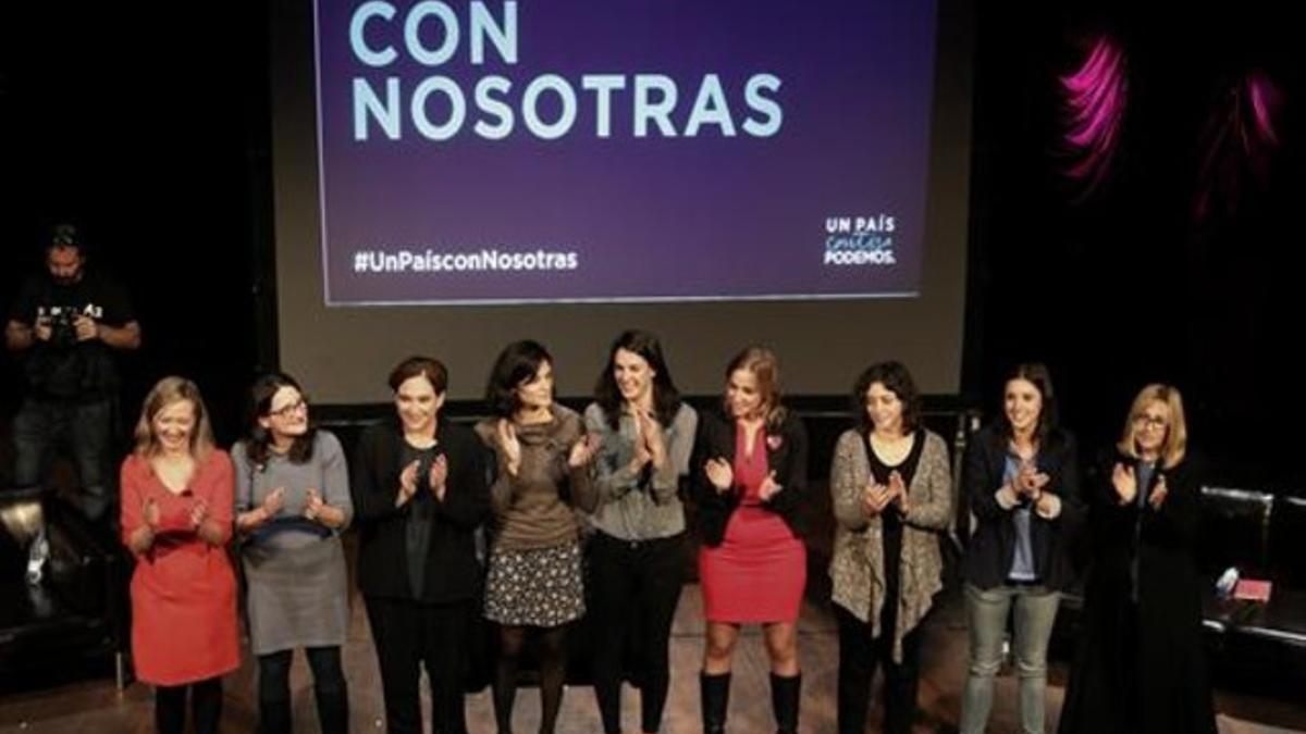 Mujeres y política 8 La alcaldesa de Barcelona, Ada Colau, junto a otras dirigentes, ayer, en Madrid.