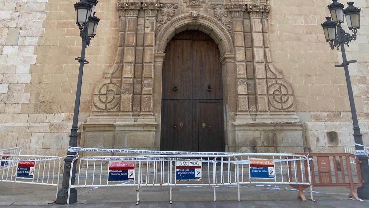 La basílica vallada a primera hora de este lunes