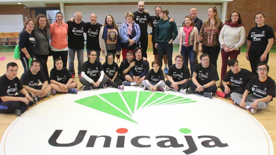 Un grupo de 15 jóvenes de la Asociación Down Málaga han estado entrenando durante los dos últimos meses en Los Guindos de la mano del Unicaja y de la Fundación Unicaja