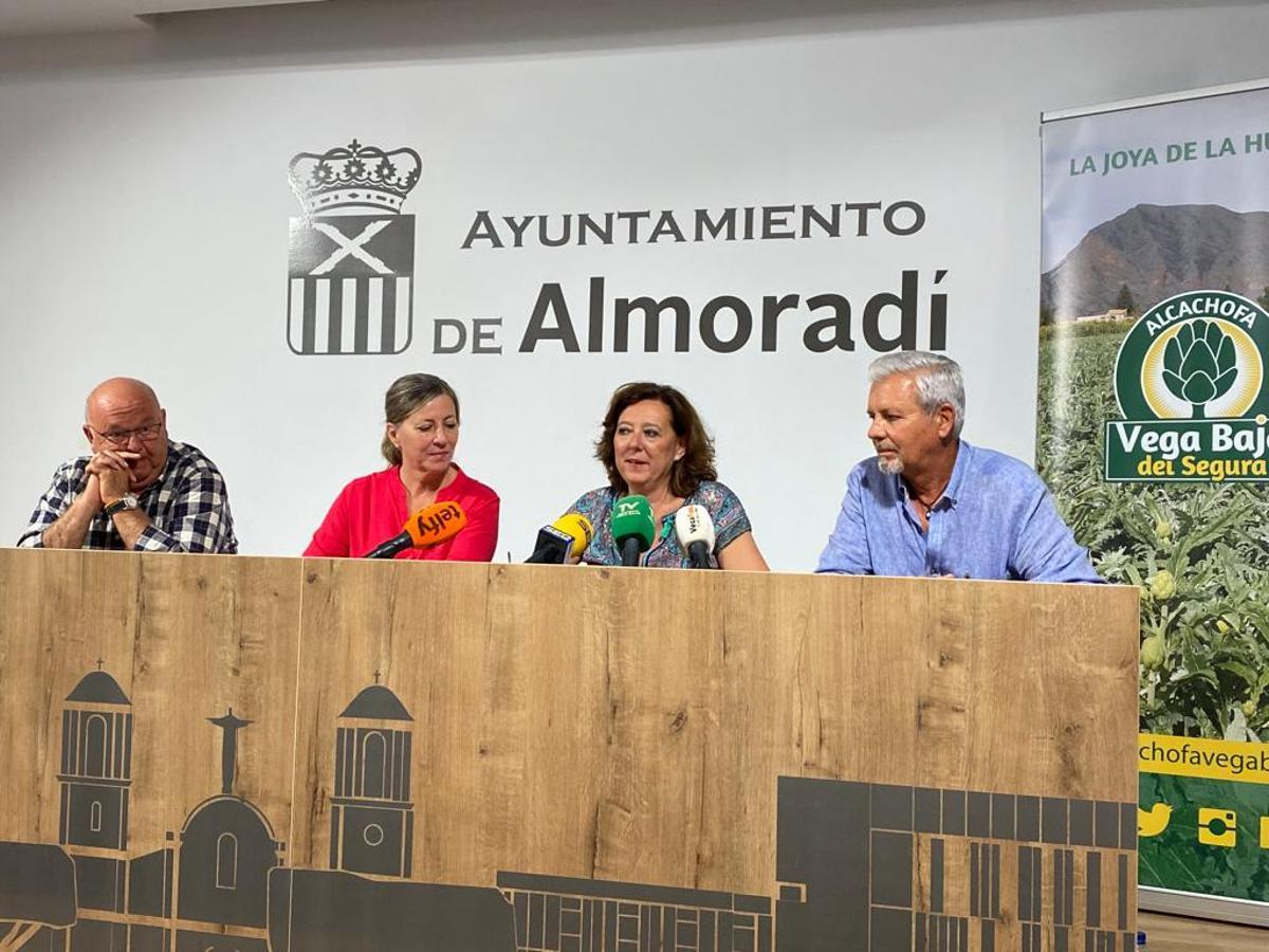 Presentación de la iniciativa con la presencia de los responsables de Alcachofa Vega Baja, Alicante Gastronómica y del Ayuntamiento de Almoradí.
