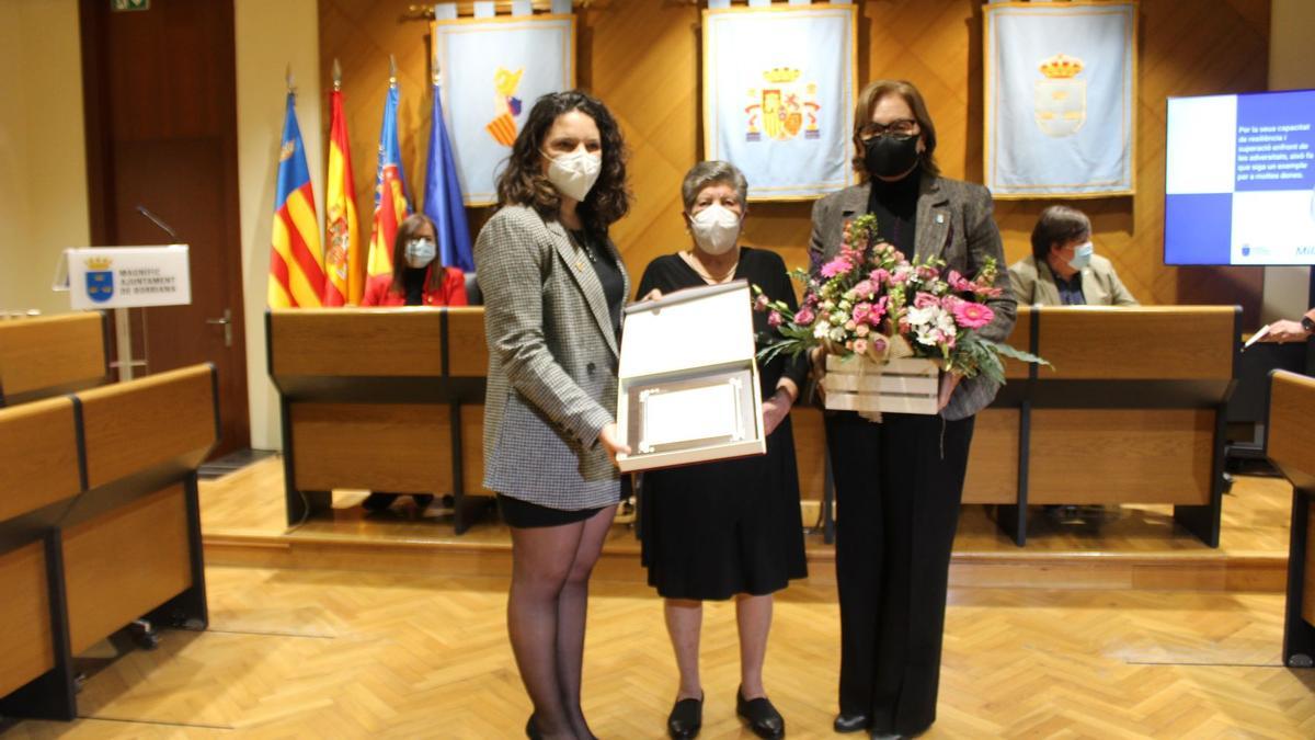 Milagros Hernández recibe el galardón de manos de la alcaldesa de Burriana y la edila de Igualdad.