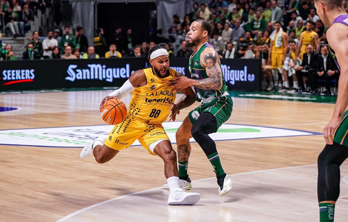 Mills trata de dejar atrás a Cubbs.