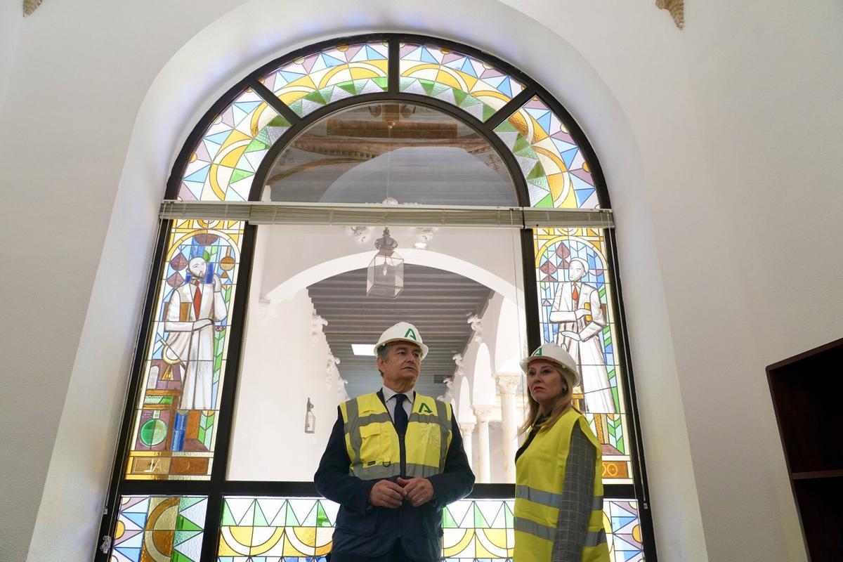 Los consejeros de Sanidad, Presidencia y Emergencias, Antonio Sanz, y de Economía, Hacienda, Fondos Europeos y Diálogo Social, Carolina España, durante su visita a las obras del Hospital Pascual.