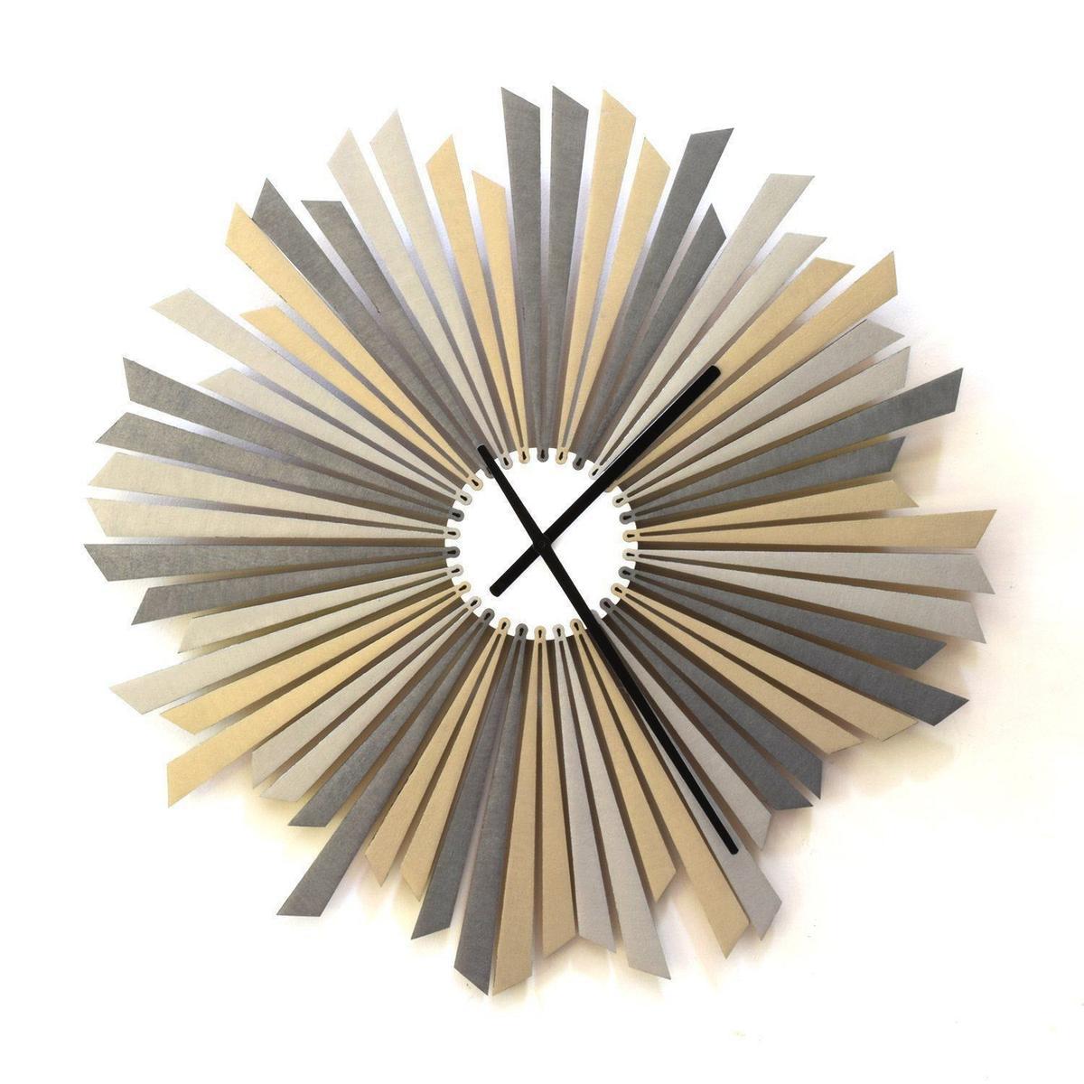 Reloj de pared blanco, plateado y gris (Precio: 129,00 euros)