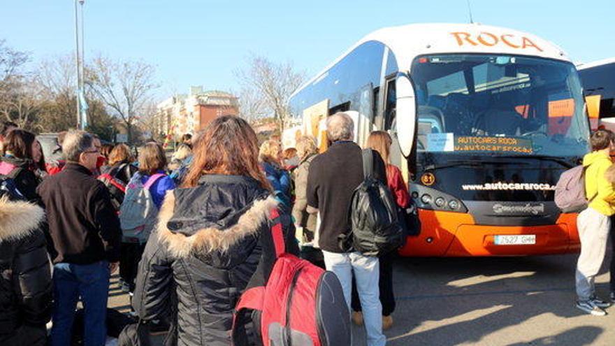 Gironins fent cua per entrar en un dels autobusos