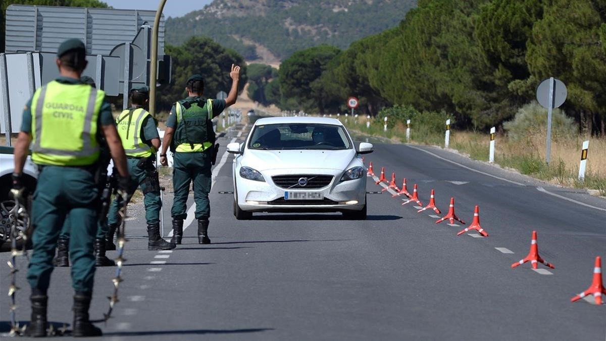 Efectivos de la Guardia Civil en un control de acceso a localidad vallisoletana de Pedrajas de San Esteban.