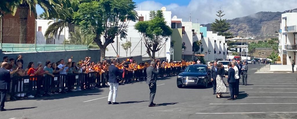 Llegada de la reina Letizia al centro Princesa Acerina, en Los Llanos de Aridane, en La Palma.