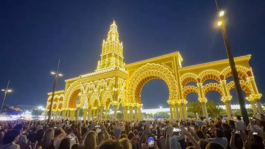 Córdoba ilumina su Feria de Mayo recordando Adamuz