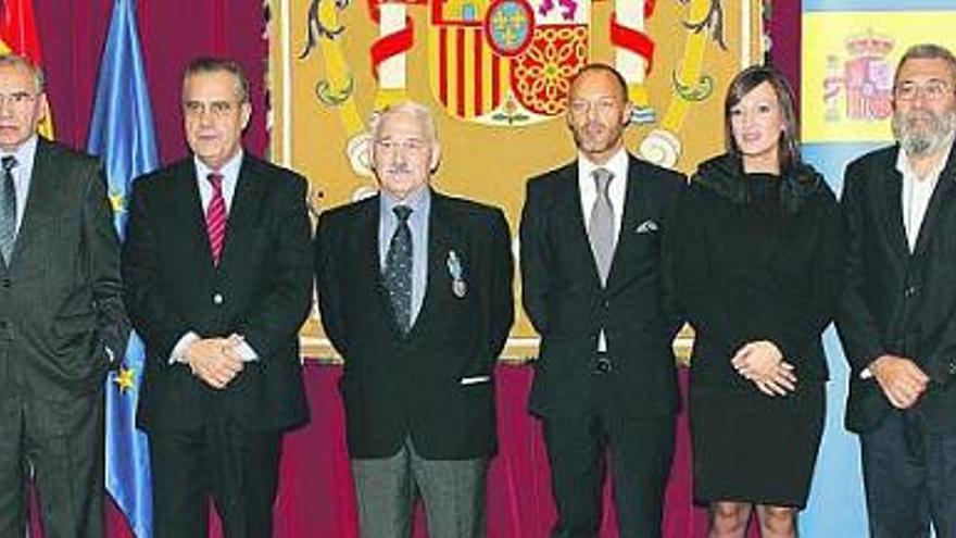 Luis Martínez Noval, Alfonso Guerra, Celestino Corbacho, José Ángel Fernández Villa, sus hijos, Rolando y Ángela; Cándido Méndez y Antonio Deusa.