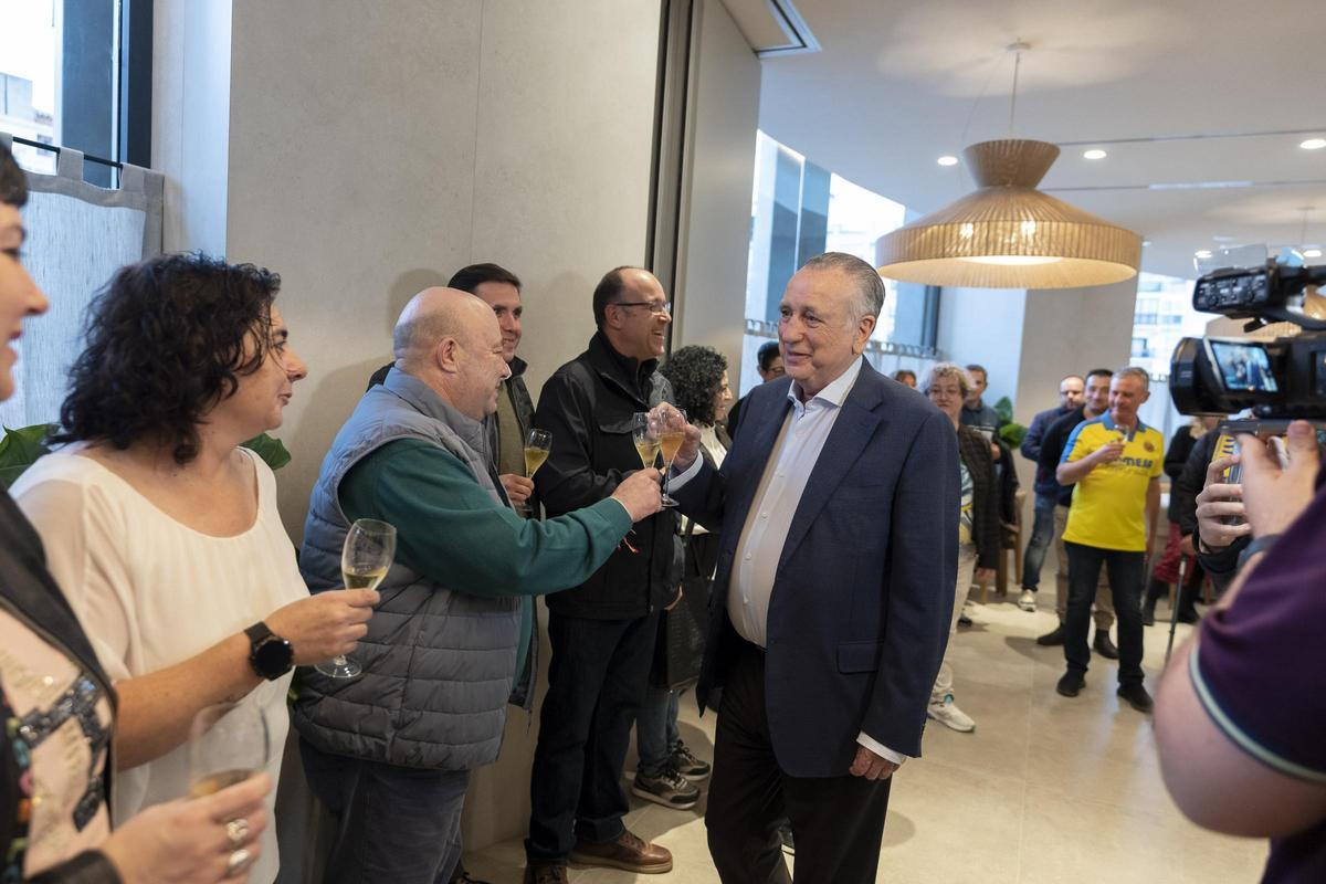 Roig celebra el 'brindis de Llaneza' por la permanencia del Villarreal.