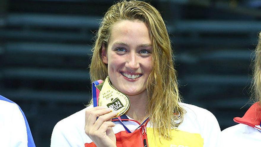 Mireia Belmonte con su medalla.