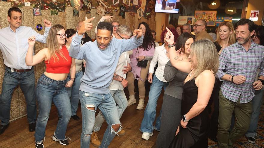 Vecinos de A Gaiteira en el taller de baile el miércoles en el Montecarlo 85